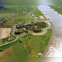 Luchtfoto van het fort Honswijk aan de Lekdijk te Tull en 't Waal (gemeente Houten), uit het westen. Rechts de rivier de Lek op 7 mei 2001. Bron: Het Utrechts Archief, catalogusnummer: 85675.