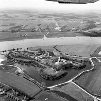 Luchtfoto van Fort Honswijk gezien vanuit het zuidoosten in 1977 (2). Bron: Rijksdienst voor het Cultureel Erfgoed te Amersfoort.
