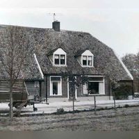 Gezicht op de linker-zijgevel van boerderij De Klomp aan de Oude Mereveldseweg 2-4 in 1989-1990. Foto: O.J. Wttewaall. Bron: RAZU, 033.