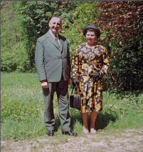 Portret van de heer en mevrouw De Wijs, bewoners van het landhuis Oud-Amelisweerd (Koningslaan 9) te Bunnik van 1946 tot 1989. Bron: Het Utrechts Archief, catalogusnummer: 825504.