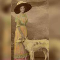 Jkvr. Arendina Strick van Linschoten (1887-1971) in 1912 met haar hond Sascha de Barrio. Dochter van Jhr. Carel Johan Strick van Linschoten van Rhijnauwen en J.H.A. Geertsema. Bron: Catawiki.nl