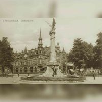 De Drakenfontein voor het Stationsplein voor station 's-Hertogenbosch rond 1900-1910. Bron: Erfgoed 's-Hertogenbosch, nummer: 0048503.