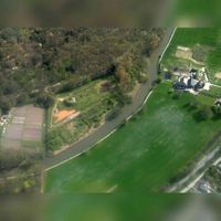 Luchtfoto met rechtsboven boerderij De Knapschinkel aan de Koningslaan 7 te Bunnik met links het landgoed Nieuw-Amelisweerd en de rivier de Kromme Rijn in 2016 gezien vanuit het zuidwesten. Foto: Slagboom en Peeters Luchtfotografie B.V..