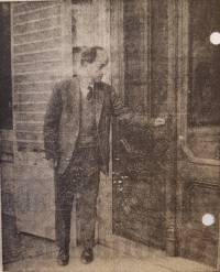 Jhr. René Bosch van Drakestein bij de voordeur van huize Nieuw-Amelisweerd in 1964. Hij sluit symbolisch de deur voordat hij het landgoed aan de gemeente Utrecht verkocht. Foto gemaakt door een journalist van een krant. Bron: krantenknipsel uit het Nationaal Archief.