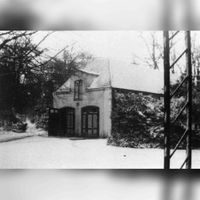 Koetshuis van landgoed Nieuw-Amelisweerd in de winter van 1901 aan Koningslaan 3-5. Bron: Het Utrechts Archief, catalogusnummer: 79893.