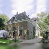 Koetshuis van landgoed Nieuw-Amelisweerd op 8 september 1997 aan Koningslaan 5. Hier woonde van 1958 tot 2015 het echtpaar Gert en Fiep Hoogstraten. Bron: Het Utrechts Archief, catalogusnummer: 117159.