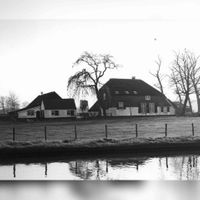 Gezicht op de boerderij De Boeije (Vossegatsedijk 2) te Bunnik, met op de voorgrond de Kromme Rijn, uit het westen in maart 1987. Bron: Het Utrechts Archief, catalogusnummer: 72814.