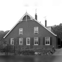 Gezicht op de zijgevel van het huis Koningsweg 364 - 366 te Utrecht in 1973 met links achter de struiken nog een eerste steenlegging uit 1904 door Jkvr. Ewoudina van Rappard. Bron: Het Utrechts Archief, catalogusnummer 60532.