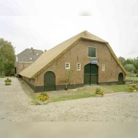 Gezicht op de achterzijde van de boerderij De Grote Kuil (Blauwe Vogelweg 23) te Utrecht, na de restauratie in oktober 2001. Bron: Het Utrechts Archief, catalogusnummer: 117377.