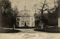 Gezicht op de voorgevel van het kasteel Drakenstein met omringend park (Slotlaan 3-6, 9) te Lage Vuursche (gemeente Baarn) in 1900-1905. Bron: Het Utrechts Archief, catalogusnummer: 15156.