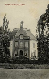 Gezicht op de voorgevel van het kasteel Drakenstein met omringend park (Slotlaan 3-6, 9) te Lage Vuursche (gemeente Baarn) in 1905-1910. Bron: Het Utrechts Archief, catalogusnummer: 15158.