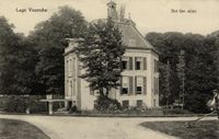 Gezicht op de rechtergevel van het kasteel Drakenstein met omringend park (Slotlaan 3-6, 9) te Lage Vuursche (gemeente Baarn) in 1905-1910. Bron: Het Utrechts Archief, catalogusnummer: 15161.