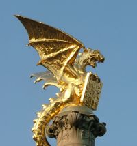 De gouden draak bovenop de Drakesteinfontein tegenover het station van 's-Hertogenbosch. Geschonken door Jhr. Paulus Jan Bosch van Drakestein. Bron: Wikipedia.