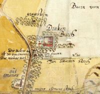 Dit detail van een kaart uit 1619 is de oudste afbeelding van Drakenburg. Binnen een rechthoekige omgrachting lag de bebouwing, bestaande uit twee vleugels aan de achterzijde en een vleugel aan de noordzijde. Ook de schildmuur is aangegeven. Aan de oostzijde (links) is de voorburcht te onderscheiden. Bron: Nationaal Archief, VTH, invt. 2582.