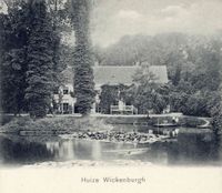 Gezicht in het park van het landgoed Wickenburgh (Wickenburghseweg 19) te Houten, met op de achtergrond de voorgevel van het landhuis in de periode 1905-1910. Bron: Het Utrechts Archief, catalogusnummer: 10669