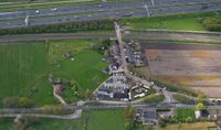 Luchtfoto vanuit het noorden gezien met onder de Provincialeweg met het buurtschap Vechten met bovenaan de rijksweg A12 gezien in 2016. Foto: Slagboom en Peeters Luchtfotografie B.V..