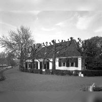 Gezicht op de voorgevel van de boerderij De Klop (Klopdijk 2) te Utrecht; vanuit het oosten, links de Vecht en het Zandpad in 1974. Bron: Het Utrechts Archief, catalogusnummer: 60336.