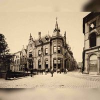Gezicht op het nieuwe gebouw van Soci&euml;teit Sic Semper (Trans 19, hoek Nieuwegracht) te Utrecht, uit het noordoosten in 1892. Bron: Het Utrechts Archief, catalogusnummer: 25599.