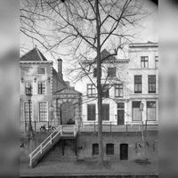 Gezicht op de voorgevel van het huis Nieuwegracht 5 te Utrecht; links de ingang van de Hofpoort in 1992. Bron: Het Utrechts Archief, catalogusnummer: 64872 .