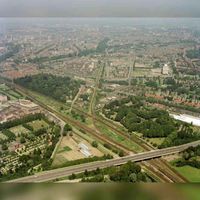 Onderaan de Staatslijn H en de Rhijnspoorweg, daarboven de Waterlinieweg en de Oosterspoorweg. Met rechts van de foto begraafplaats Kovelswade in 1980. Bron: Het Utrechts Archief, catalogusnummer: 85359.