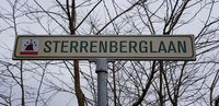 Straatnaambord Sterrenberglaan te Soesterberg op het gelijknamige landgoed. Links een plaatje van een berg met daarboven sterren op 8 maart 2020. Foto: Sander van Scherpenzeel.