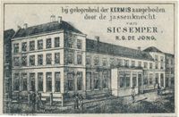 Gezicht op de voor- en de zijgevel van Sociëteit Sic Semper (Trans F 254/5) te Utrecht, gezien vanaf de Pausdam. Links de zijgevel aan de Runnebaan in 1870-1890. Het adres is in 1890 gewijzigd in Trans 19. De naam Runnebaan werd na 1890 opgeheven en de straat werd opgenomen als onderdeel van de Nieuwegracht. Bron: Het Utrechts Archief, catalogusnummer: 38590.