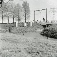 Gezicht op de spoorwegovergang bij de Fortweg / Mereveldseweg te Houten, met een groep fietsende kinderen in 1971. Bron; Het Utrechts Archief, catalogusnummer: 167634.