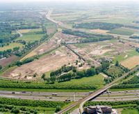 Luchtfoto van het braakliggende terrein aan de Mereveldseweg te Utrecht, tussen de A27 (onder), de spoorlijn Utrecht-Arnhem (links) op vrijdag 15 mei 1998. Bron: Het Utrechts Archief, catalogusnummer: 840444.