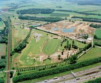 Luchtfoto van het in aanleg zijnde golfterrein Amelisweerd (voormalige renbaan Mereveld) te Utrecht, uit het noordwesten op vrijdag 25 juni 1999. Bron: Het Utrechts Archief, catalogusnummer: 85451.