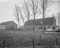 Boerderij Overdam in januari 1972 tijdens de renovatie richting het zuidoosten gezien. Links een schuur. Bron: Rijksdienst voor het Cultureel Erfgoed (RCE) te Amersfoort, beeldbank, documentnummer: 141.895.
