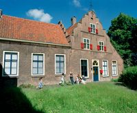 Gezicht op de voorgevel van de boerderij van het voormalige Kartuizerklooster Nieuwlicht (Laan van Chartroise 168-170) te Utrecht op 15 mei 2003. Bron: Het Utrechts Archief, catalogusnummer: 844770.