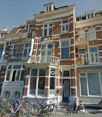 In 1910 woonde Jhr. Willem Eugene (W.E.) Bosch van Oud-Amelisweerd op de Biltstraat 118, volgens het telefoonboek van de regio Utrecht. Hij huurde het huis van een organisatie. Volgens het kadaster was hij niet de eigenaar van het pand. Pand aan de Biltstraat 118. Bron: Google Maps Streetview.