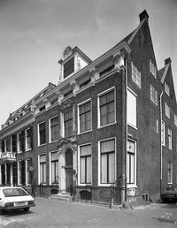 In 1910 woonde Jhr. Jan Willem Marie (J.W.M.) Bosch van Oud-Amelisweerd op aan de Kromme Nieuwegracht 22, volgens het telefoonboek van de regio Utrecht. Hij huurde het huis van een organisatie. Volgens het kadaster was hij niet de eigenaar van het pand. Pand aan de Kromme Nieuwegracht 22. Bron: Het Utrechts Archief, catalogusnummer: 61038.