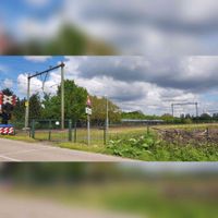 De spoorwegovergang in Achterdijk met daardoorheen de Rhijnspoorweg (Amsterdam, Utrecht, Arnhem, Zevenaar tot de Duitse grens) te Bunnik en Vechten. In de richting van het noordoosten gezien in mei 2021. Foto: Sander van Scherpenzeel.