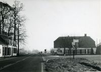 Kruispunt Provincialeweg bij Vechten nog zonder verkeerslichten. Links de witgeschilderde boerderij Provincialeweg 116, rechts boerderij De Prins, Achterdijk 1 in ca. 1960. Bron: Regionaal Archief Zuid-Utrecht (RAZU), 084, 55948, 17.