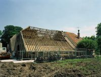 Gezicht op de boerderij De Zonnewijzer (Koningslaan 15) te Bunnik, tijdens de restauratie op 5 juni 1997. Bron: Het Utrechts Archief, catalogusnummer: 117145.
