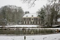 Gezicht op de achtergevel van het landhuis Oud-Amelisweerd (Koningslaan 9) te Bunnik, in een besneeuwd landschap op zondag 24 januari 2010. Bron: Het Utrechts Archief, catalogusnummer: 844979.