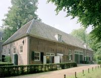 Gezicht op het voormalige koetshuis van het landhuis Oud-Amelisweerd (Koningslaan 11-13) te Bunnik op maandag 8 september 1997. Bron: Het Utrechts Archief, catalogusnummer 117156.