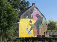 Afbeelding van een muurschildering van de Verfdokter uit 2016 van een grote kraai, op de zijgevel van het pand Provincialeweg 124 te Bunnik op zaterdag 24 augustus 2019. Bron: Het Utrechts Archief, catalogusnummer: 84709.