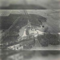 Luchtfoto van kasteel en landgoed Beverweerd in de periode 1920-1940. Bron: Wikimedia Commons, NIMH.