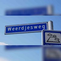 Straatnaambord met &#039;Weerdjesweg&#039; erop te Bennekom in juli 2021. Foto: Sander van Scherpenzeel.