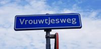 Straatnaambord Vrouwtjesweg te Stad aan &#039;t Haringvliet. Weg gelegen tussen de Zeedijk (oosten) en de Lieve Vrouwepoldersedijk (westen) op maandag 10 juni 2019. Foto: Sander van Scherpenzeel.