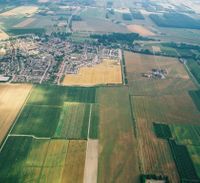 Buitengebied van het dorp Cothen vanuit de lucht gezien, richting het noorden op 10 augustus 2003. Bron: Provincie Utrecht, Henk Bol.