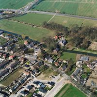 Het dorp Cothen vanuit de lucht gezien met rechtsboven van het midden Kasteel Rhijnestein in augustus 2003. Bron: Provincie Utrecht, Henk Bol.