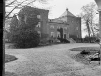 Voorgevel van kasteel Rhijnestein in april 1982. Bron: Rijksdienst voor het Cultureel Erfgoed (RCE) te Amersfoort, objectnummer: 234.540.