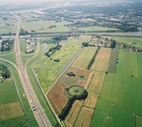Kasteel Heemstede en tuin vanuit het noordoosten gezien in 2003. Links de rijksweg A27 en het Amsterdam Rijnkanaal op de achtergrond te zien. Foto: Provincie Utrecht, Henk Bol.
