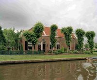 Gezicht op de huizen Salamanderpad 100 (links)-102 te Utrecht, vanaf een boot varend op de Vaartsche Rijn op 18 juni 1999. Bron: Het Utrechts Archief, catalogusnummer: 123481.