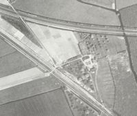 Hofstede De Ketel in begin jaren dertig van de twintigste eeuw met de twee bijbehorende spoorwegovergangen van het Rijndijkje in Staatslijn H en de Rhijnspoorweg. Maker: Onbekend.