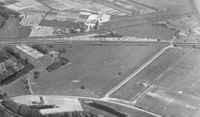 Luchtfoto gezien richting het noorden in 1977 van linksmidden naar rechts met uiterst rechts boerderij De Ketel. Van rechtsboven naar midden onder de oprijlaan van de boerderij aansluitend op het Houtensepad. Bron: RCE te Amersfoort, beeldbank.