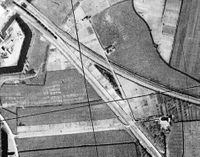 Luchtfoto van boerderij De Ketel gelegen tussen de Staatslijn H en de Rhijnspoorweg in ca. 1940. Duidelijk is te zien nog aanwezig de gedoog spoorwegovergang in het Rhijndijkje. Maker: onbekend.